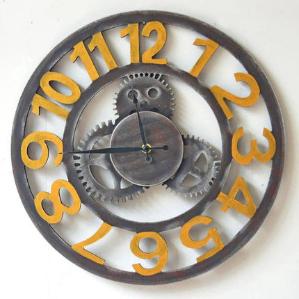 Industriell klocka med gyllene kugghjul