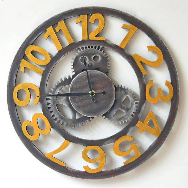 Industriell klocka med gyllene kugghjul