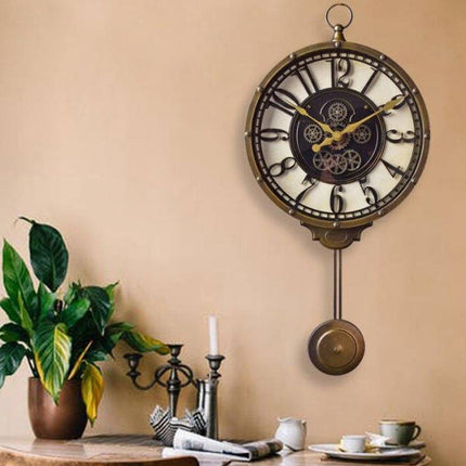 Industriell pendylklocka med synlig mekanism