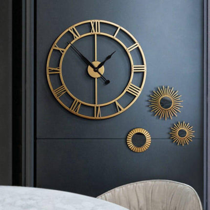 Stor gyllene väggklocka i metall