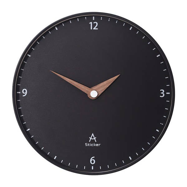 Svart minimalistisk väggklocka med trävisare
