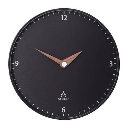 Svart minimalistisk väggklocka med trävisare
