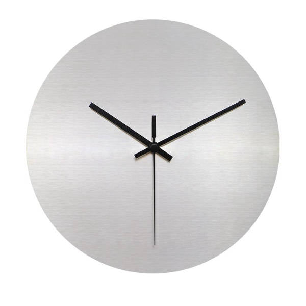 Väggklocka i minimalistisk borstat stål