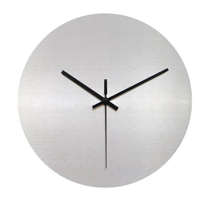 Väggklocka i minimalistisk borstat stål