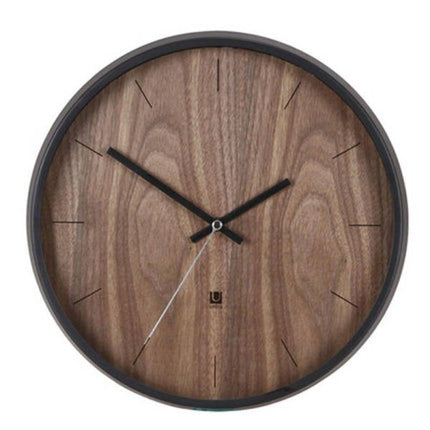 Väggklocka i mörkt trä nordisk design