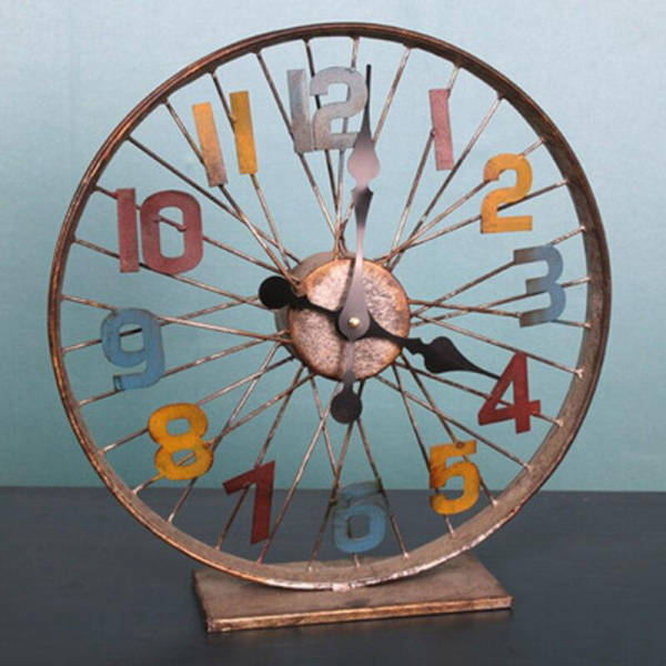 Bordsklocka designad som ett cykelhjul