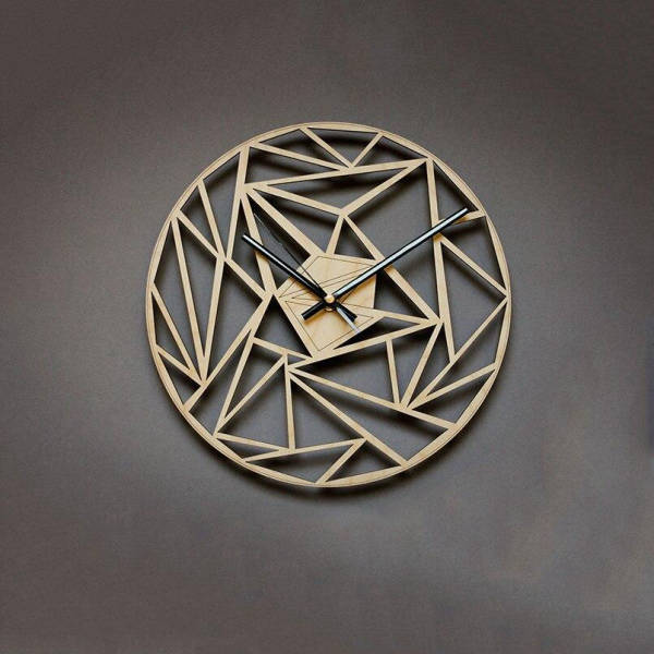 Väggklocka i trä med geometriskt mönster