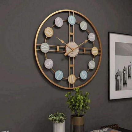 Stor väggklocka i retrodesign guld