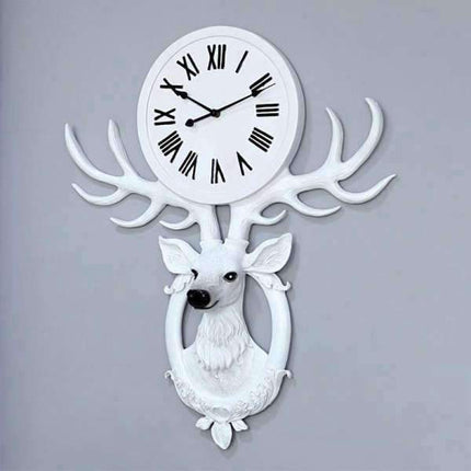 Vit väggklocka med hjorthuvud dekor