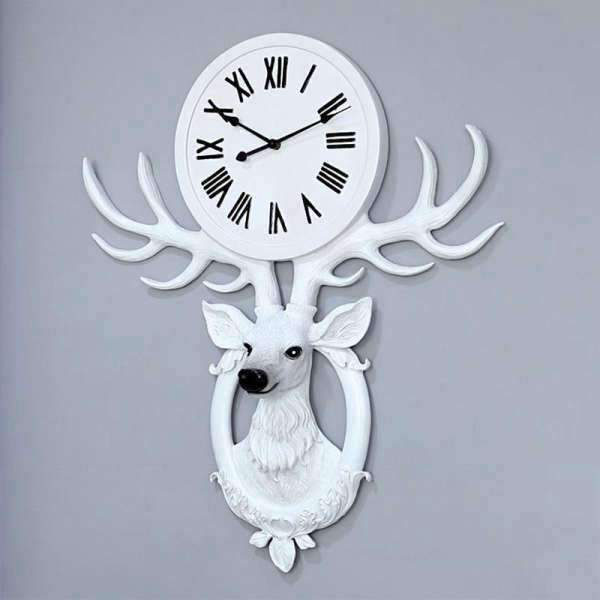 Vit väggklocka med hjorthuvud dekor