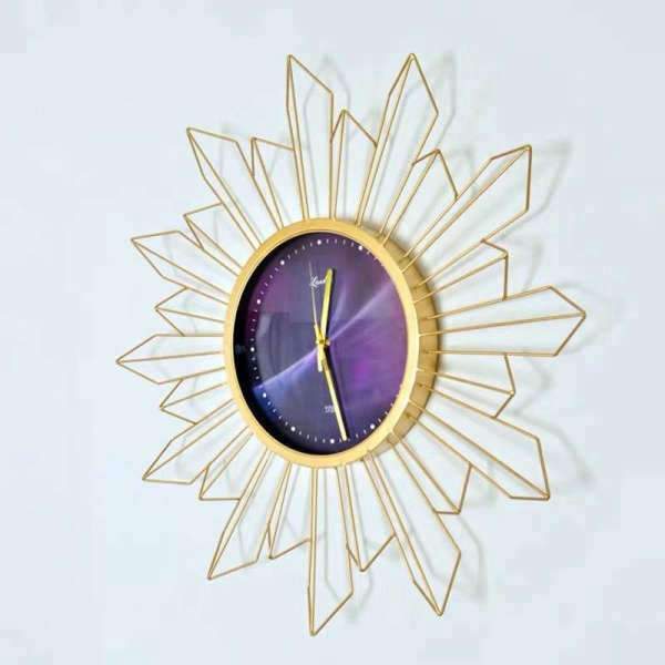 Stor väggklocka solstrålar design guld