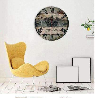 Väggklocka i vintagestil med krona