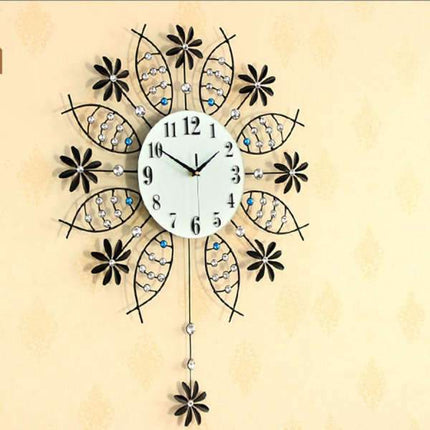 Väggklocka i järn med blomsterdesign