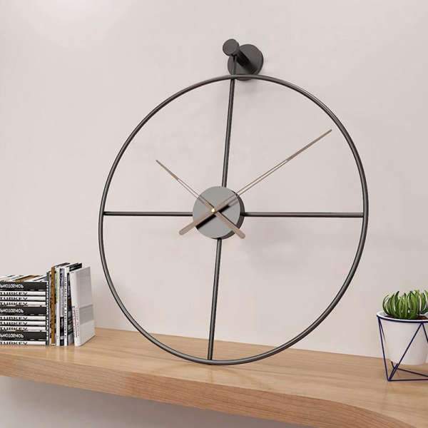 Stor minimalistisk väggklocka i svart metall