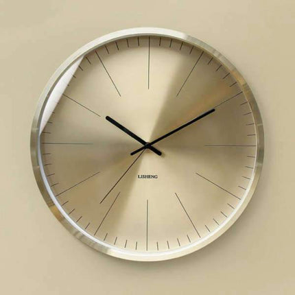 Stor minimalistisk väggklocka i guldfärg