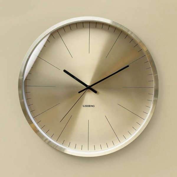 Stor minimalistisk väggklocka i guldfärg