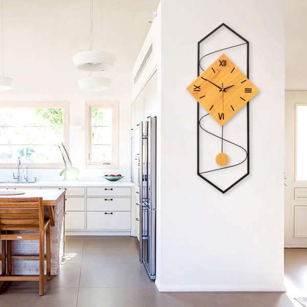 Modern pendelklocka i trä design