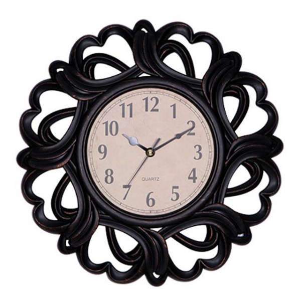 Dekorativ väggklocka i mörkt trä