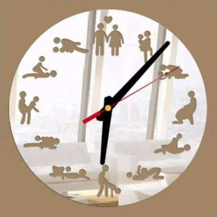 Svart väggklocka med spegeldetaljer