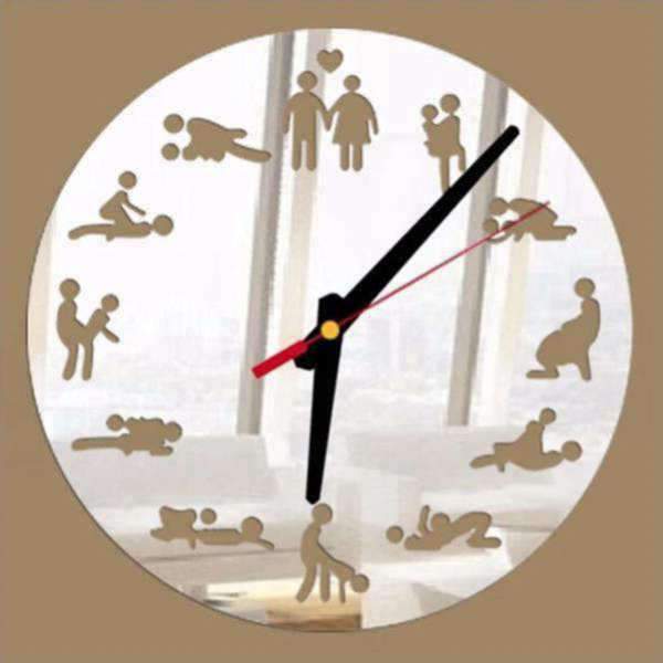 Svart väggklocka med spegeldetaljer