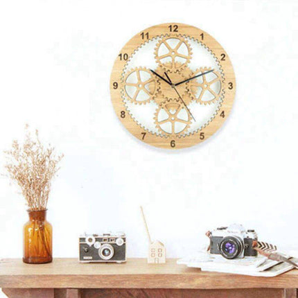Rund väggklocka i trä kugghjul