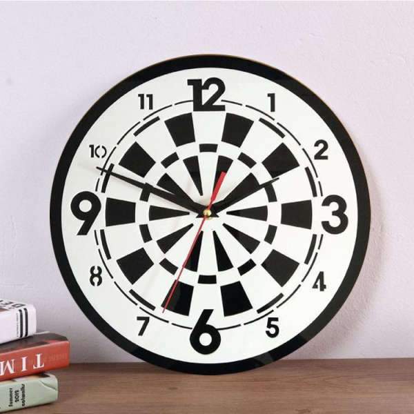 Väggklocka designad som en darttavla