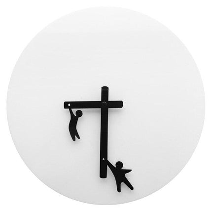 Minimalistisk väggklocka med klättrande figurer