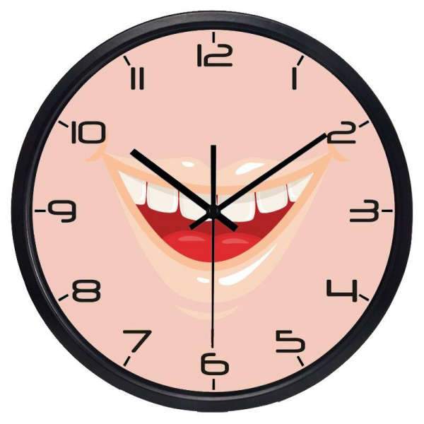 Rolig väggklocka med ett stort leende