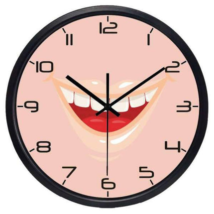 Rolig väggklocka med ett stort leende