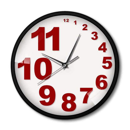 Modern väggklocka med stora designsiffror