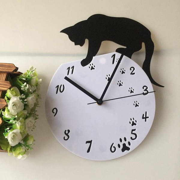 Väggklocka med söt svart katt design