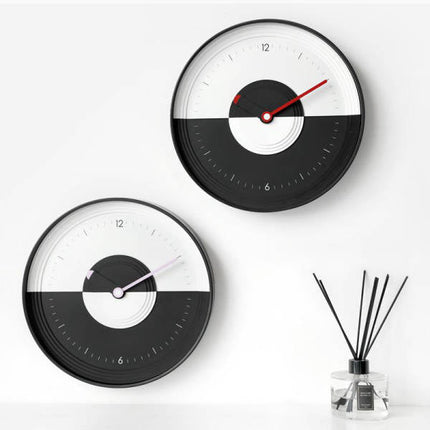Modern väggklocka med yin yang-design