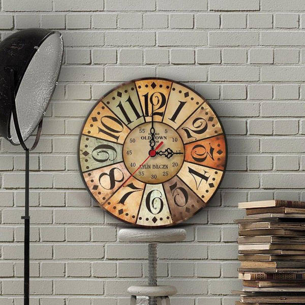 Färgglad väggklocka med piltavla design