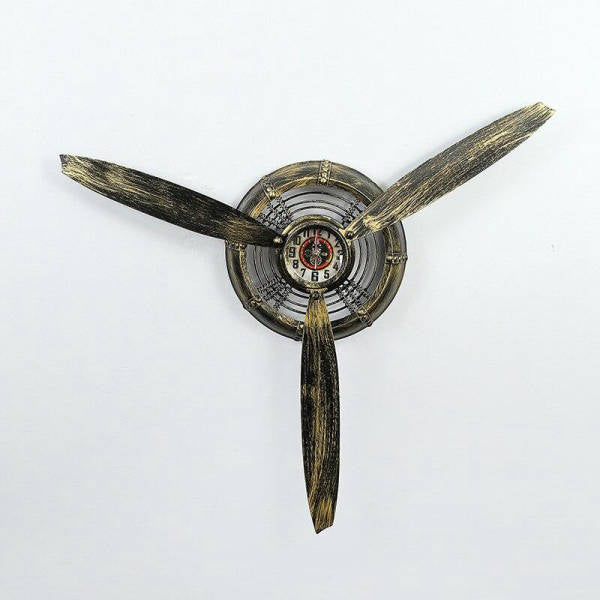 Väggklocka designad som en flygplanspropeller