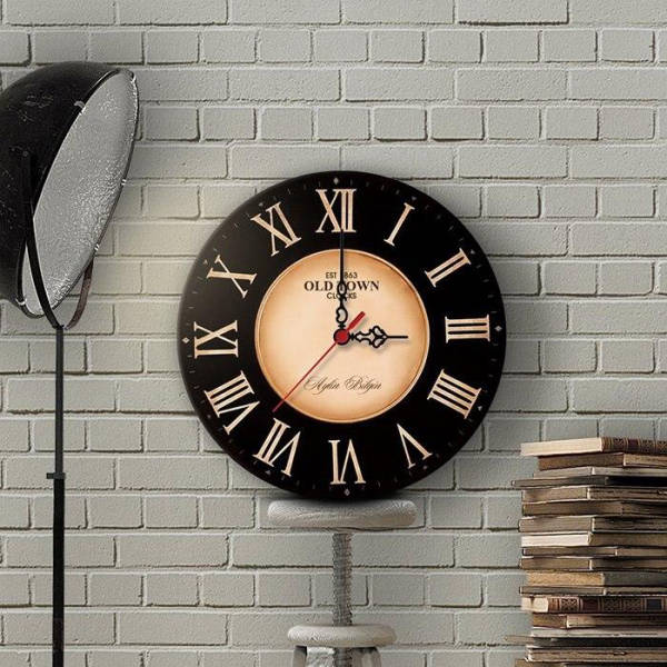 Svart och guld väggklocka retro