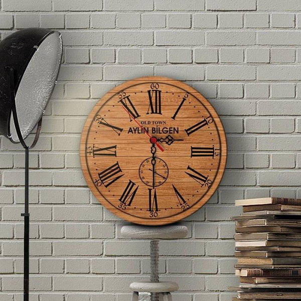 Klassisk väggklocka med träutseende
